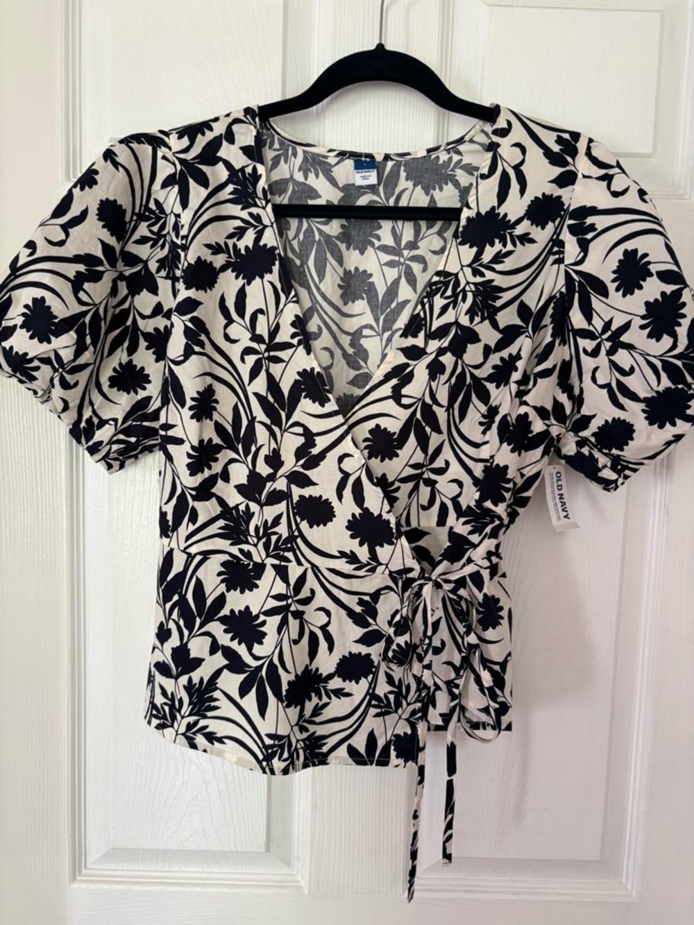 NWT Old Navy Navy White Floral Wrap Top Puff Sleeve Tie Waist - Picture 3 of 15